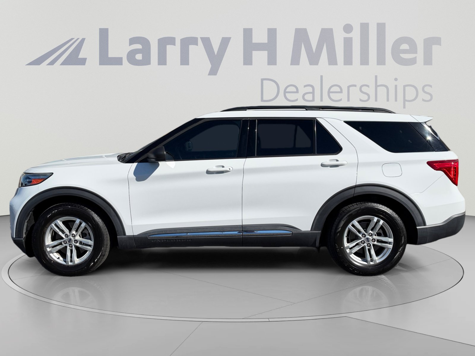 Used 2020 Ford Explorer XLT w/ Equipment Group 202A RWD image 2