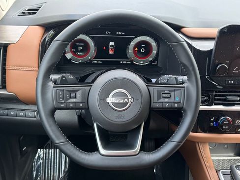 Used 2025 Nissan Pathfinder Platinum image 19