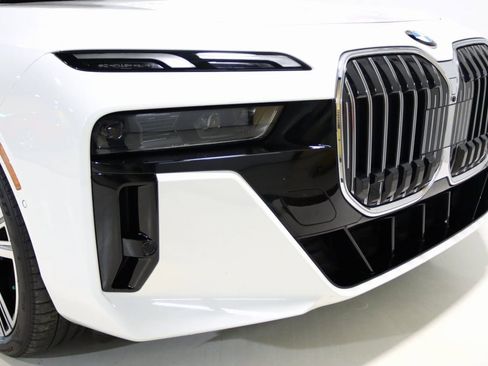 Used 2023 BMW 760i xDrive image 30