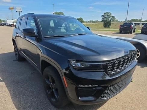 Used 2023 Jeep Grand Cherokee Limited w/ Black Appearance Package AWD/4WD image 2