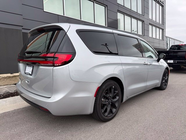 Used 2026 Chrysler Pacifica Select w/ S Appearance Package FWD image 3