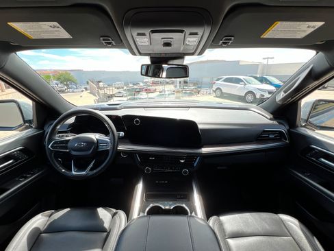 Used 2025 Chevrolet Suburban Z71 AWD/4WD image 10