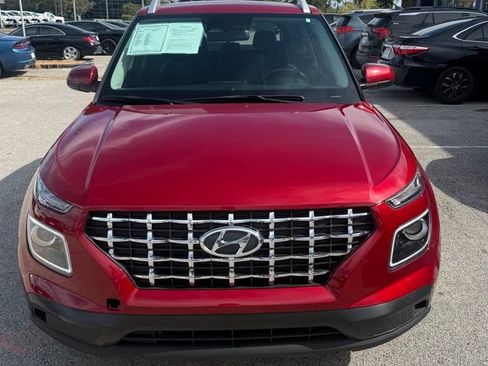 Used 2024 Hyundai Venue Limited FWD image 2