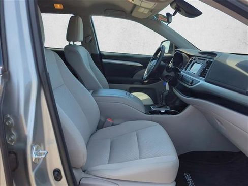 Used 2017 Toyota Highlander LE FWD image 23