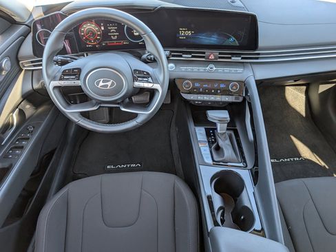 Certified 2025 Hyundai Elantra SEL image 6