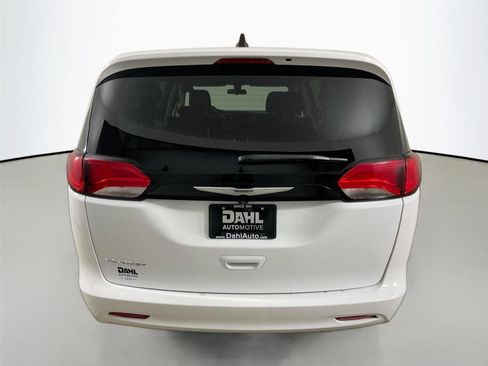 Used 2022 Chrysler Voyager LX image 12