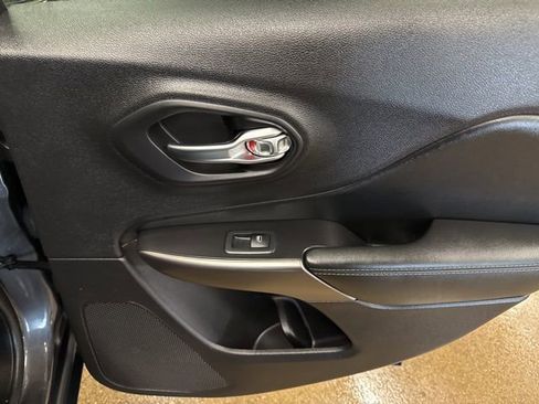 Used 2020 Jeep Cherokee Limited AWD/4WD image 23