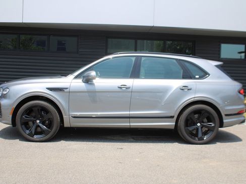 Used 2021 Bentley Bentayga image 2