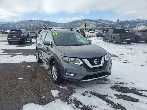 Used 2017 Nissan Rogue SV image 4