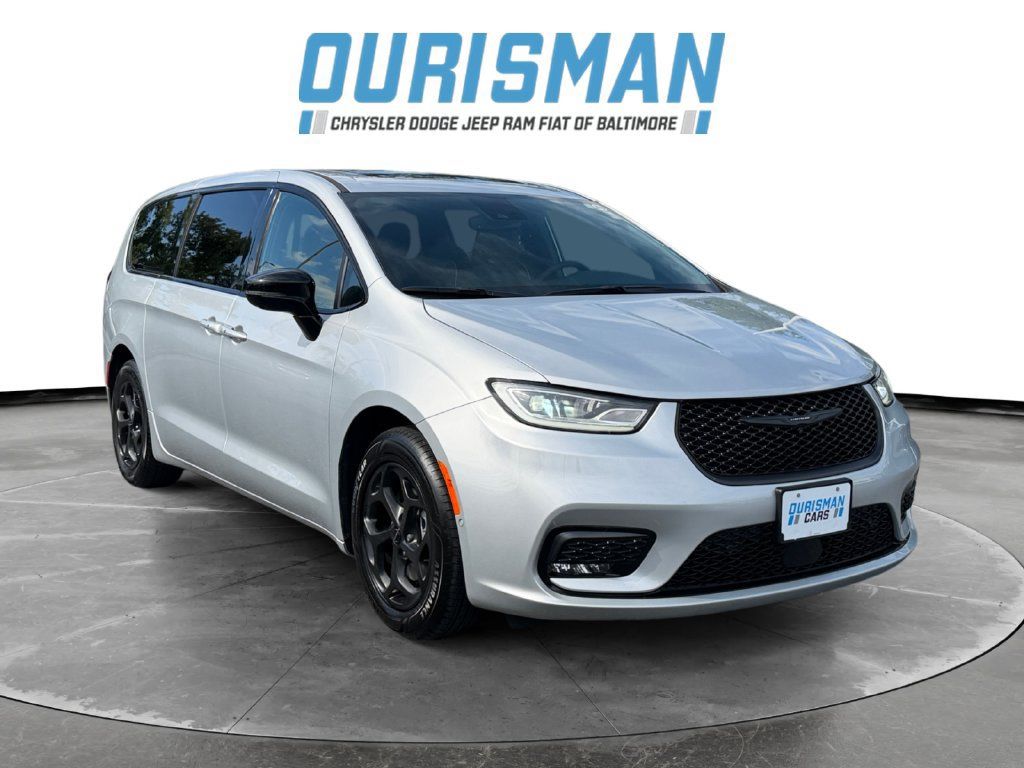 Used 2023 Chrysler Pacifica Limited w/ S Appearance Package FWD image 1