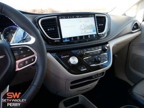 Used 2024 Chrysler Pacifica Touring-L image 28