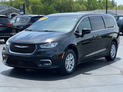 Used 2025 Chrysler Pacifica Select FWD image 47