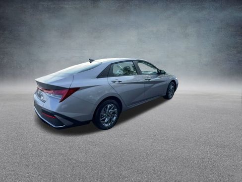 Used 2025 Hyundai Elantra Blue image 22