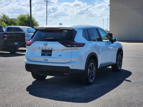Used 2024 Nissan Rogue SV FWD image 4