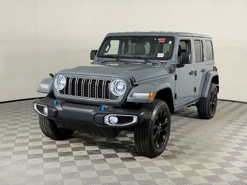 Used 2024 Jeep Wrangler Unlimited Sahara w/ Technology Group AWD/4WD image 3