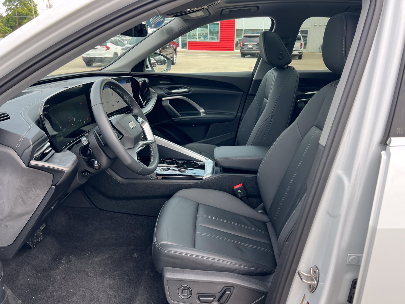 Used 2025 Audi Q5 Premium Plus w/ Premium Plus AWD/4WD image 3