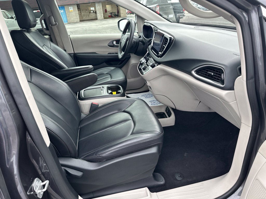 Used 2023 Chrysler Pacifica Touring-L FWD image 13