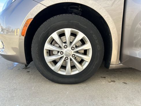 Used 2017 Chrysler Pacifica Touring w/ Tire & Wheel Group image 8