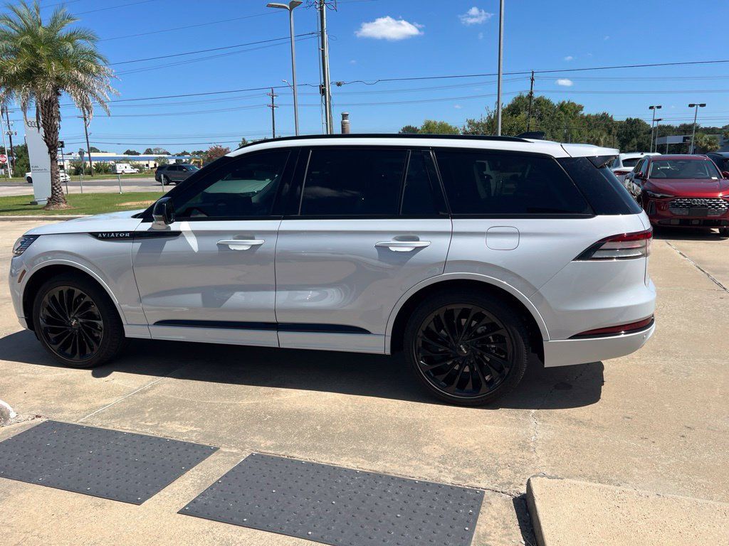 Used 2025 Lincoln Aviator Reserve w/ Luxury Package RWD image 2