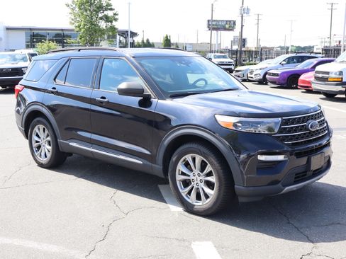 Used 2020 Ford Explorer XLT w/ Equipment Group 202A AWD/4WD image 13