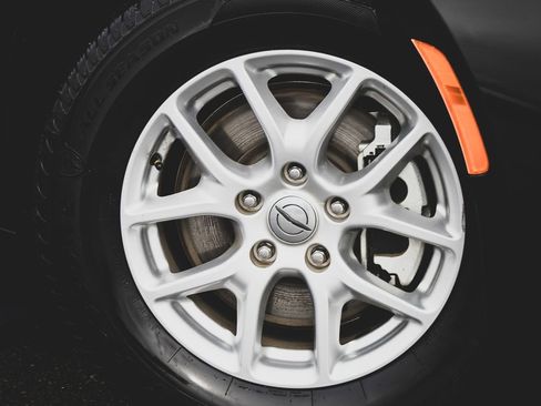 Used 2022 Chrysler Pacifica Touring-L image 2