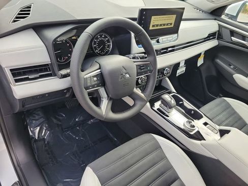 New 2026 Mitsubishi Outlander SE image 21