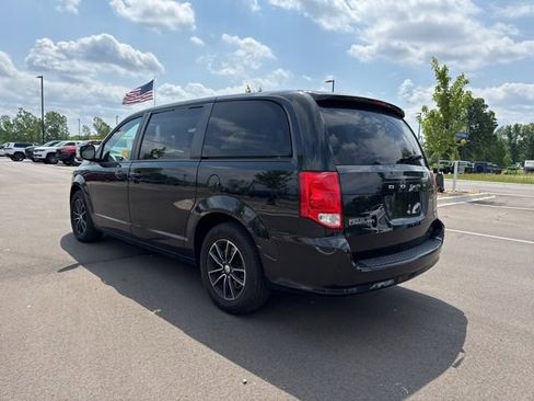Used 2018 Dodge Grand Caravan SE FWD image 3