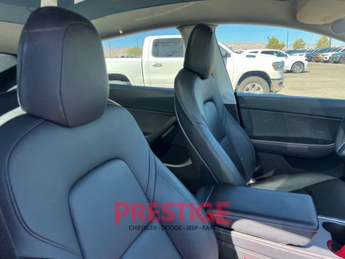 Used 2022 Tesla Model Y Long Range AWD/4WD image 23