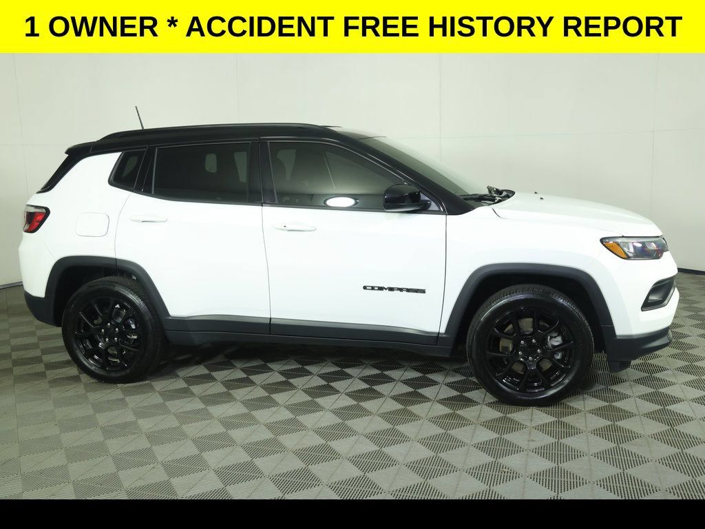 Used 2023 Jeep Compass Latitude w/ Convenience Group AWD/4WD image 2
