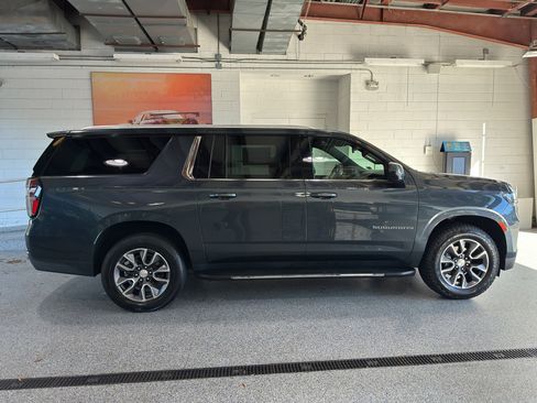 Used 2021 Chevrolet Suburban LT image 2