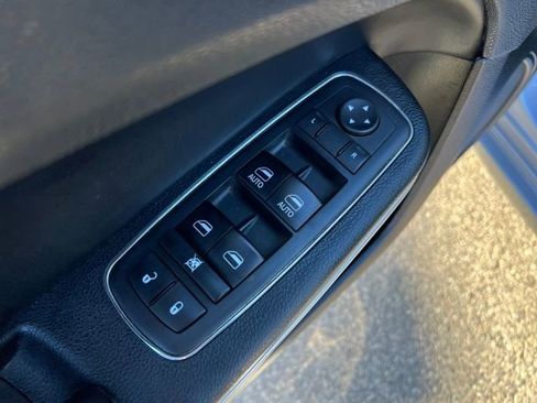 Used 2017 Chrysler 300 C image 9