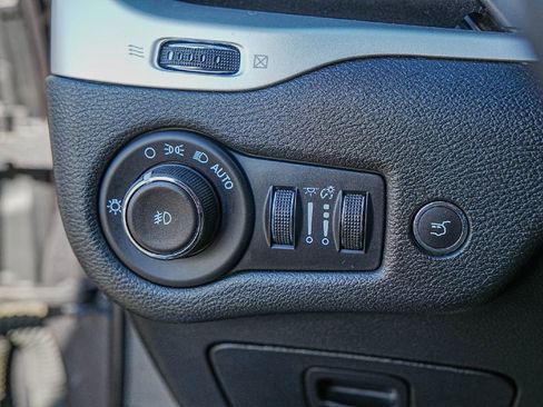 Used 2018 Jeep Cherokee Overland image 20