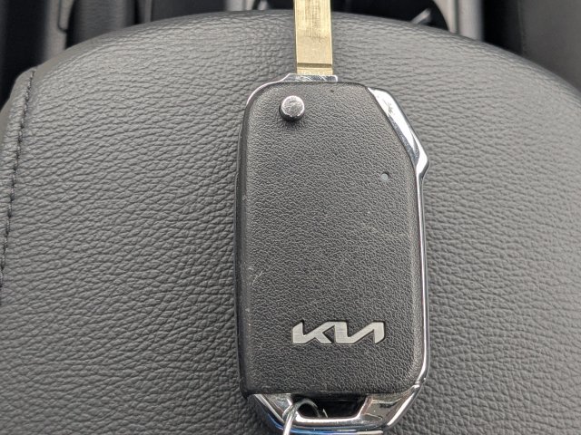 Certified 2025 Kia Soul LX w/ LX Technology Package FWD image 29