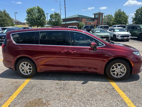 Used 2023 Chrysler Pacifica Touring-L FWD image 4