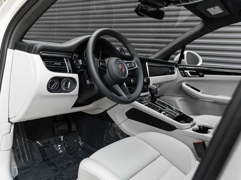 New 2026 Porsche Macan AWD/4WD image 4