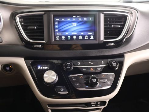 Used 2020 Chrysler Pacifica Touring-L FWD image 43