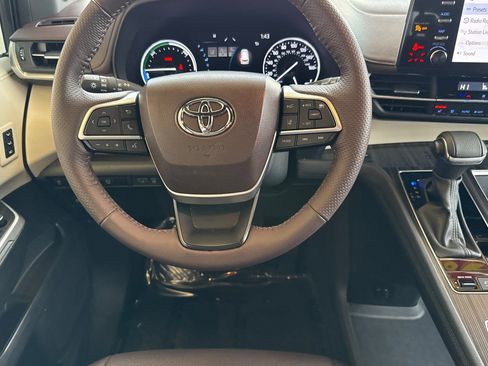Certified 2024 Toyota Sienna Platinum image 17
