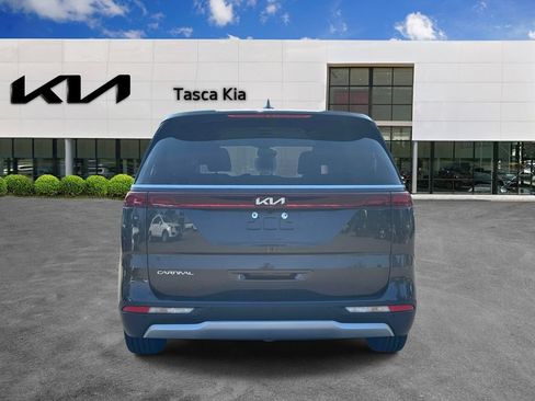 Used 2024 Kia Carnival EX FWD image 5
