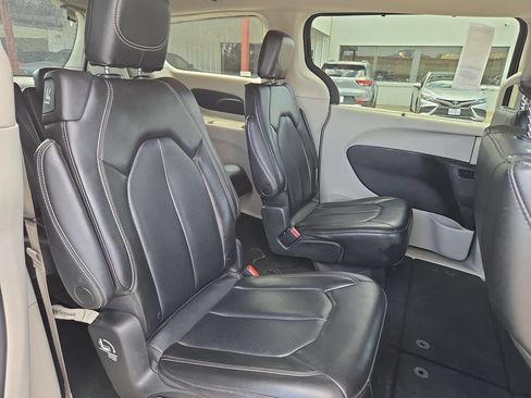 Used 2023 Chrysler Pacifica Touring-L FWD image 30