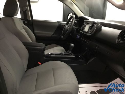 Used 2017 Toyota Tacoma SR image 40