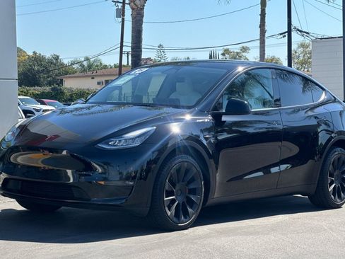 Used 2021 Tesla Model Y Long Range image 9