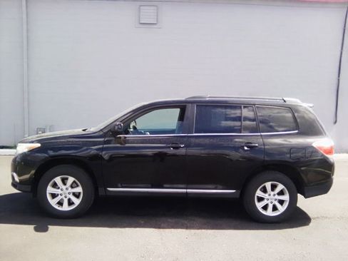 Used 2012 Toyota Highlander SE w/ Tow Pkg image 9