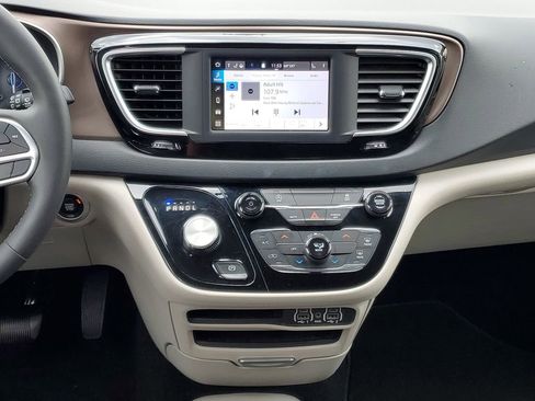 Used 2022 Chrysler Voyager LX image 27