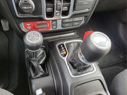 Used 2025 Jeep Wrangler Unlimited Rubicon image 17