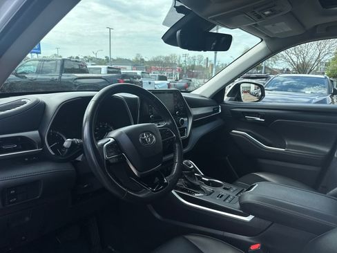 Used 2021 Toyota Highlander XLE AWD/4WD image 16