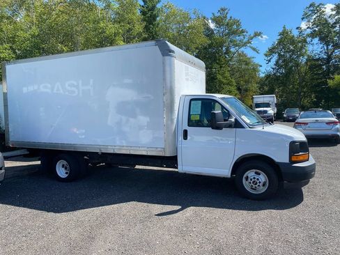 Used 2017 GMC Savana 3500 Extended RWD image 4