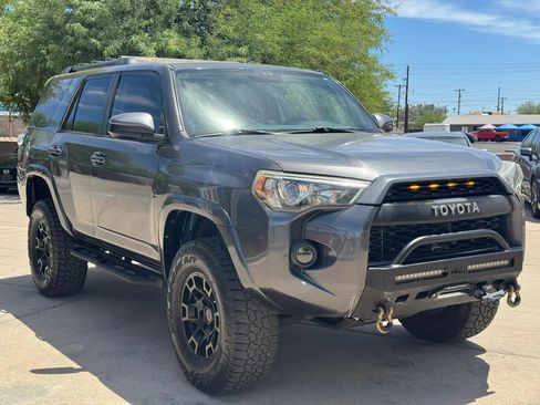 Used 2017 Toyota 4Runner SR5 AWD/4WD image 4