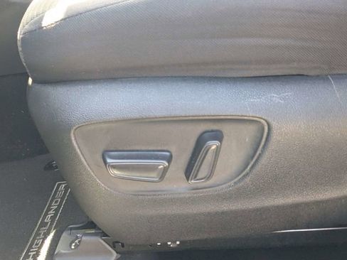 Used 2022 Toyota Highlander L FWD image 18