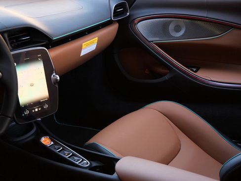 Used 2026 McLaren Artura RWD image 18