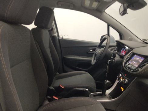 Used 2020 Chevrolet Trax LS AWD/4WD image 21